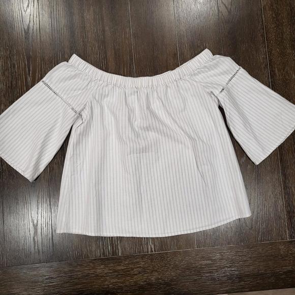 Abercrombie & Fitch Tops - NEW Abercrombie & Fitch Off-Shoulder Short Sleeve Top • Size Small